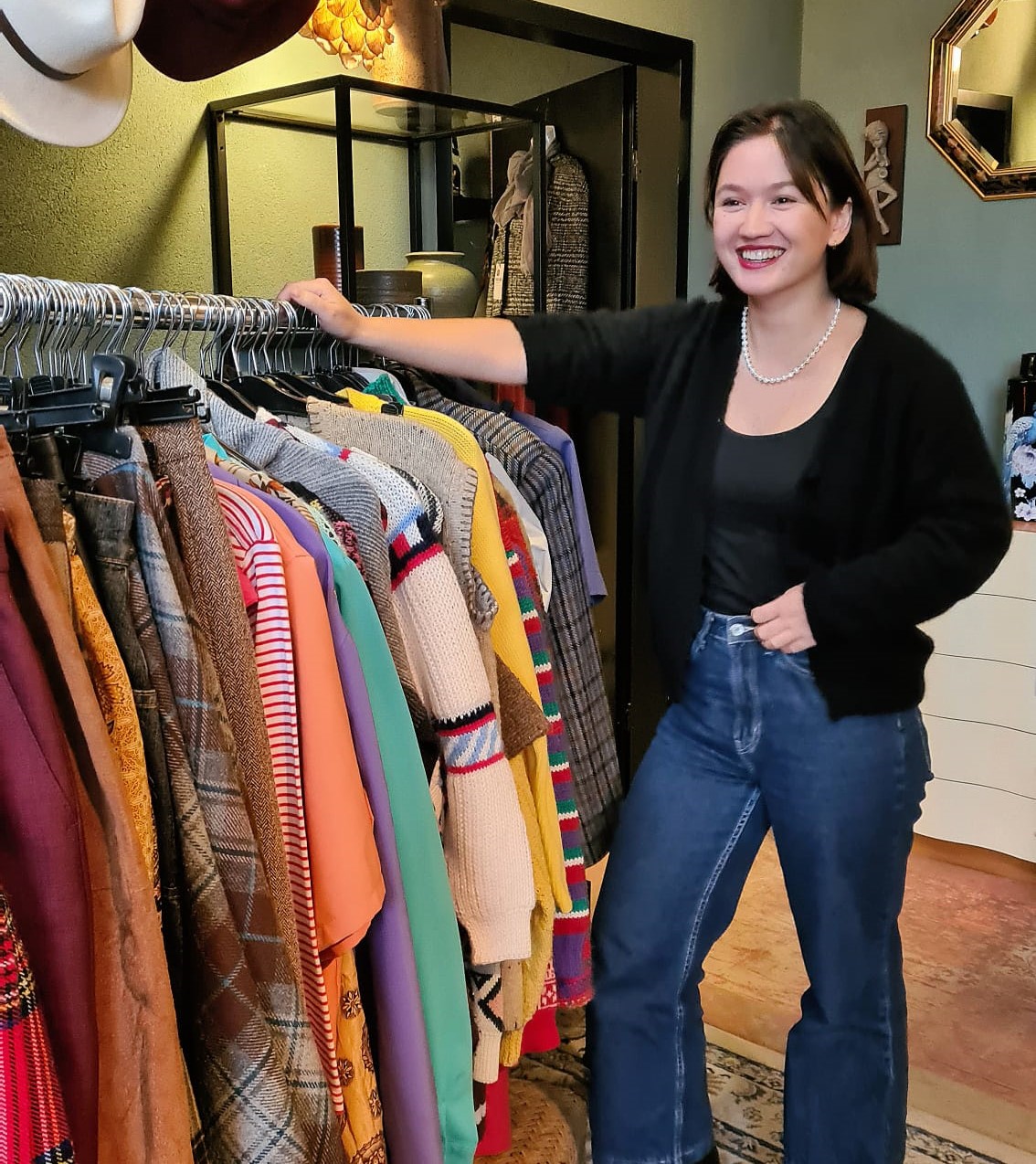 De Schatkamer zoekt vrijwilligers met itneresse voor vintage en design! Vrijwilliger Staat bij de Vintage Kleding in De Schatkamer